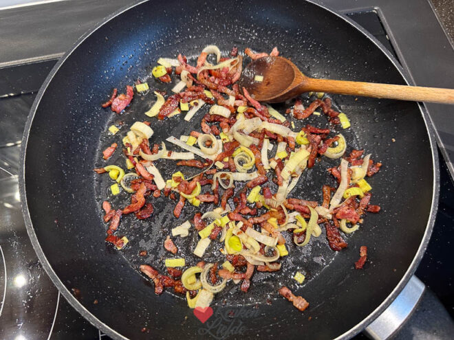 Bak de spekjes uit met overige prei