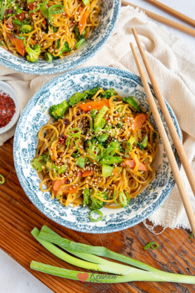 Bestrooi met sesamzaadjes en lente-ui en serveer