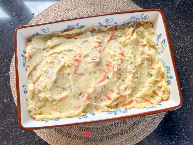 Schep hutspot in ovenschaal