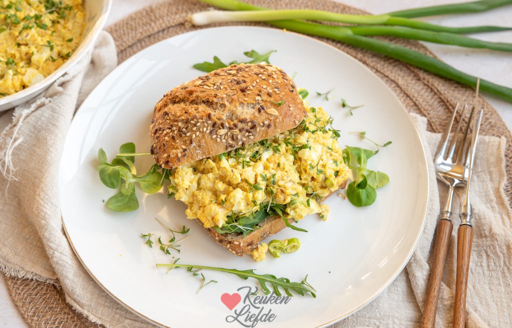 Eiersalade met gerookte kipfilet en lente-ui
