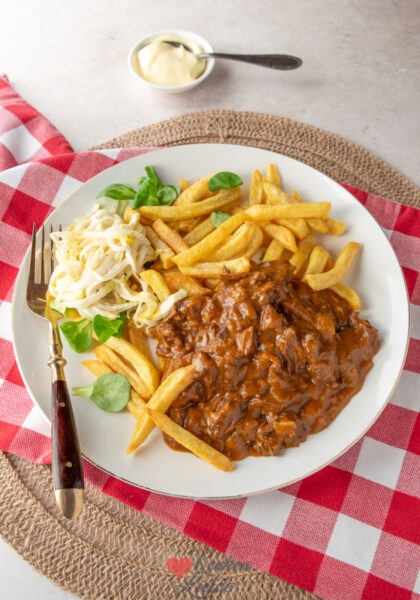 Bak de frietjes en serveer met het stoofvlees