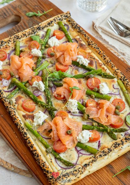 Verdeel de zalm over de plaattaart en snijd in stukken