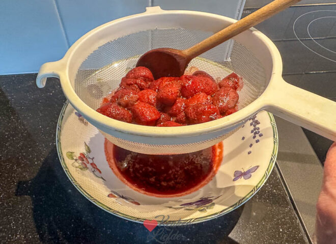 Kook de aardbeien tot ze zacht zijn en druk door een zeef