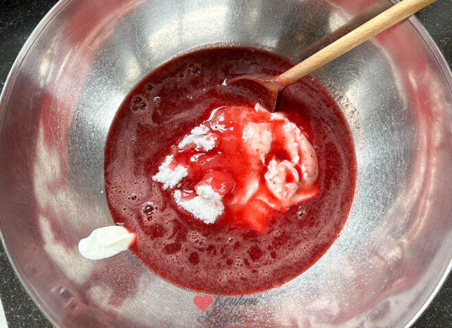 Meng de kwark, suiker en het aardbeiensap