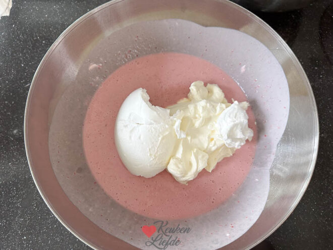 Spatel eiwit en slagroom door de aardbeienkwark