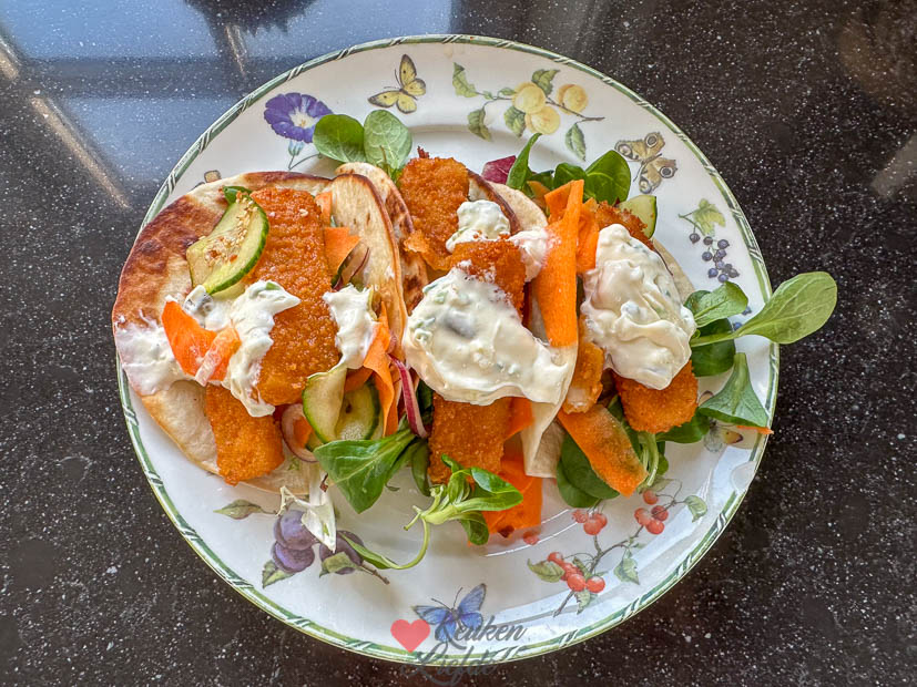 Wraps met vissticks, rauwkost en saus