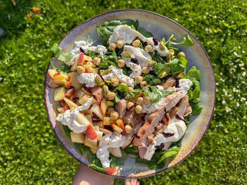 Salade met parelhoen, spinazie, burrata en perzik