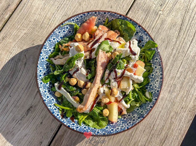 Salade met parelhoen, spinazie, burrata en perzik