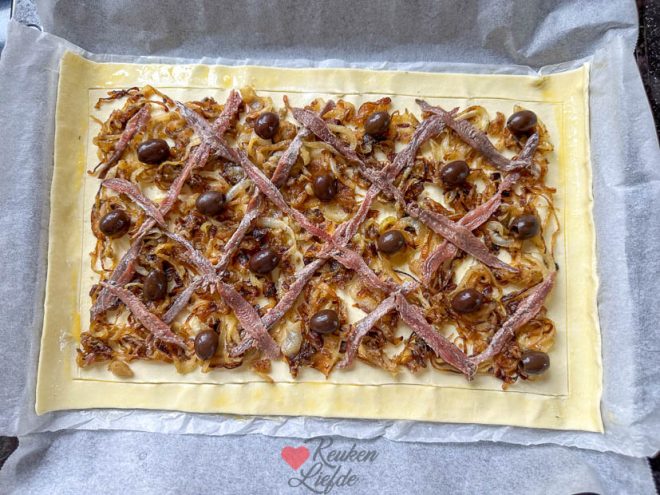 Bladerdeeg belegen met ansjovis