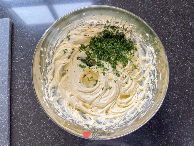 Roer de overige ingrediënten door de boter