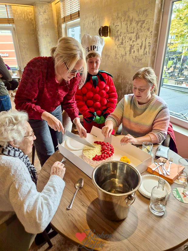 Jureren in de finale van de taartenbakwedstrijd voor de verjaardag van Flipje