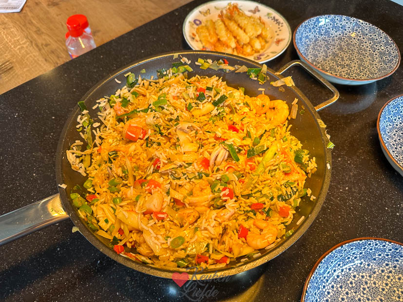 Gebakken rijst met groenten en zeevruchten