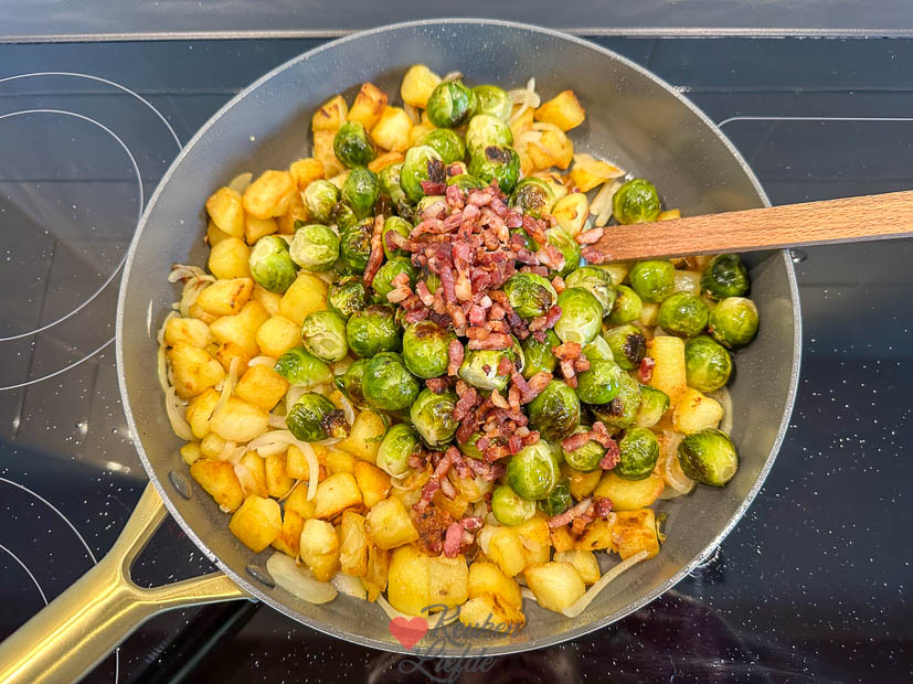 gebakken aardappels met ui, spek en spruitjes
