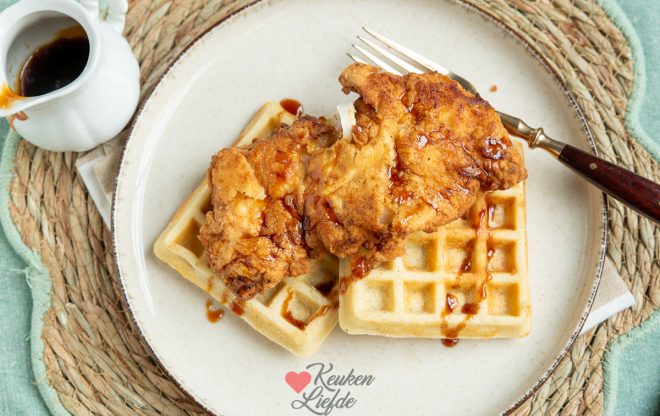 Serveer de chicken and waffles