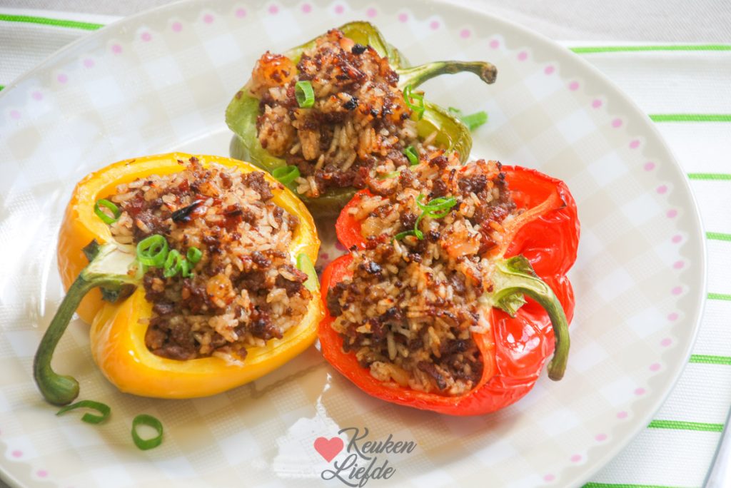 Gevulde paprika met gehakt, rijst en chorizo