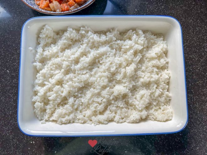 Schep de rijst in de ovenschaal