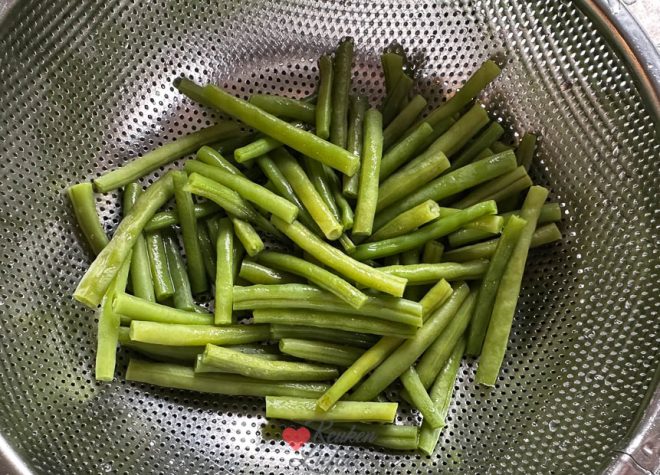 Sperziebonen afspoelen en laten uitlekken