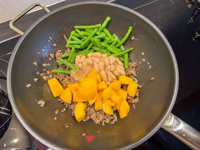 Voeg de witte bonen, sperziebonen en perzik toe