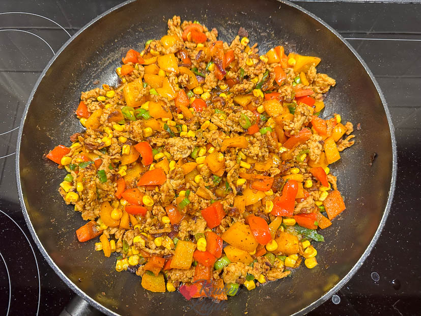 Kipgehakt bakken met groenten voor wraps