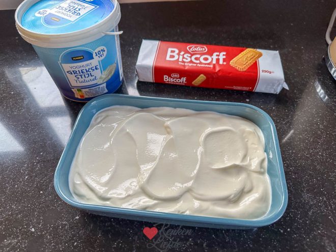 Schep de yoghurt in een schaal
