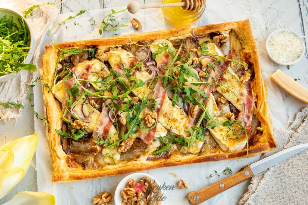 Bladerdeegplaattaart met witlof, brie en spek