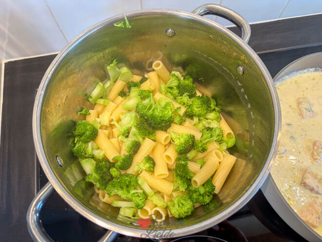 Giet de pasta en broccoli af
