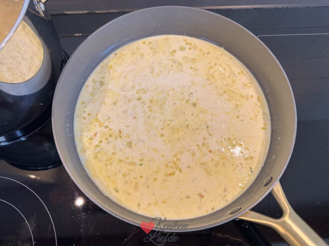 Maak de roomsaus