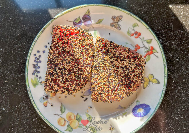 Druk de tonijn in de sesamzaadjes