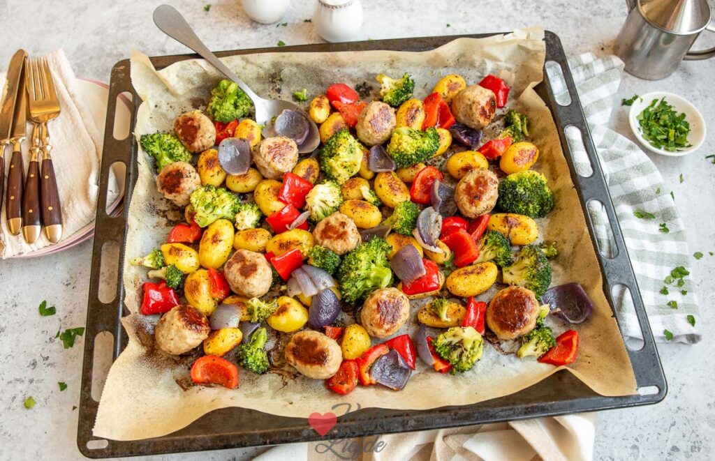 Traybake met gehaktballetjes van verse worst en groenten