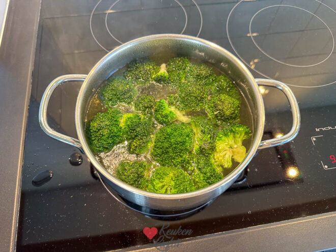 Kook de broccoli 2 minuten en laat uitlekken