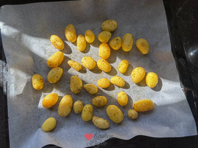 Bak de krieltjes 10 minuten in de oven